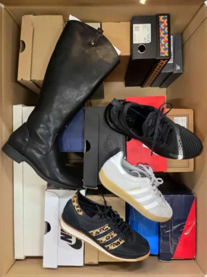 The photo shows a package with footwear in the category CS.