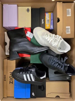 The photo shows a package with footwear in the category CS.