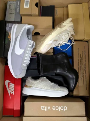 The photo shows a package with footwear in the category CS.