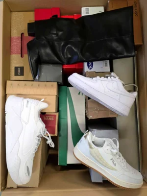 The photo shows a package with footwear in the category CS.