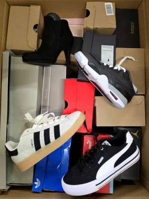 The photo shows a package with footwear in the category CS.
