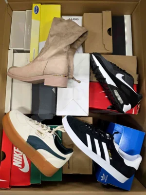 The photo shows a package with footwear in the category CS.