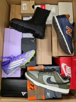 The photo shows a package with footwear in the category CS.