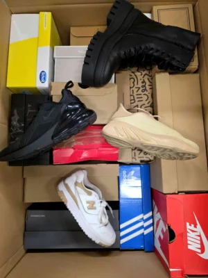 The photo shows a package with footwear in the category CS.