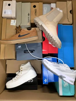 The photo shows a package with footwear in the category CS.