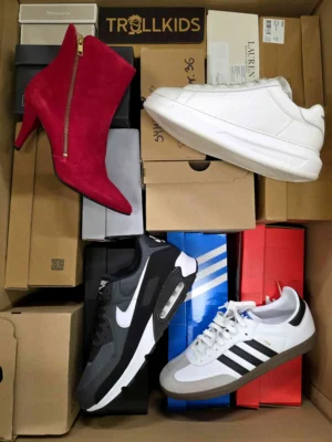 The photo shows a package with footwear in the category CS.