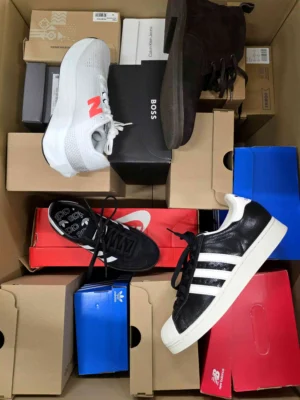 The photo shows a package with footwear in the category CS.