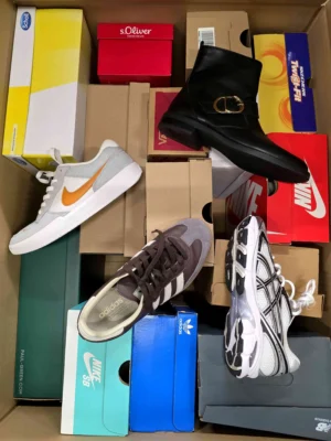 The photo shows a package with footwear in the category CS.