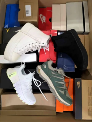 The photo shows a package with footwear in the category CS.