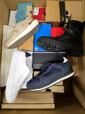 The photo shows a package with footwear in the category CS.