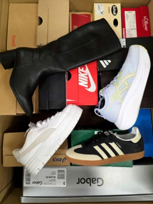 The photo shows a package with footwear in the category CS.