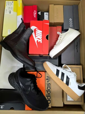 The photo shows a package with footwear in the category CS.