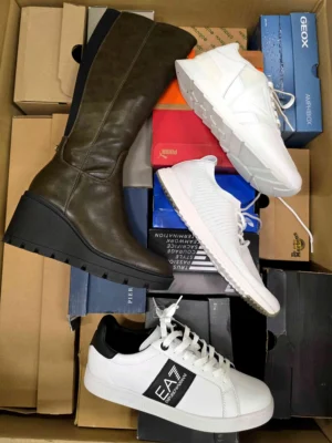 The photo shows a package with footwear in the category CS.