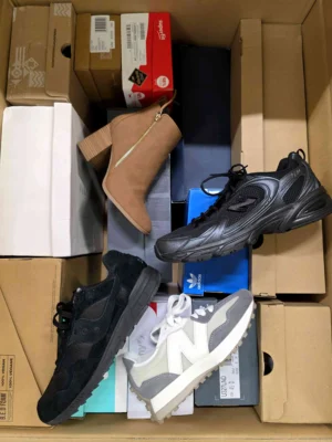The photo shows a package with footwear in the category CS.