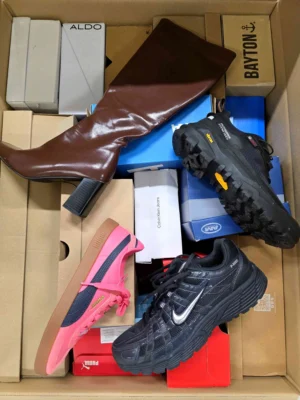 The photo shows a package with footwear in the category CS.