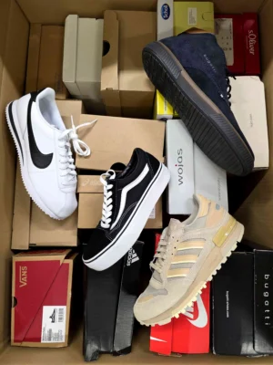 The photo shows a package with footwear in the category CS.