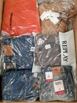 The photo shows a package with clothing in the category AM.