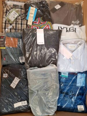 The photo shows a package with clothing in the category AM.