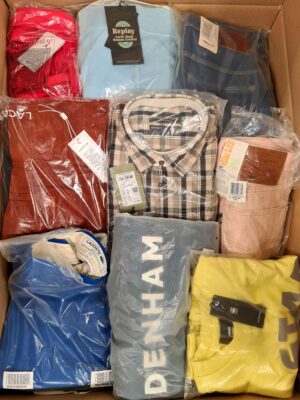 The photo shows a package with clothing in the category AM.