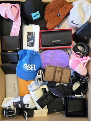 The picture shows a package with accessories in the category AC.