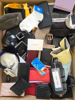 The picture shows a package with accessories in the category AC.