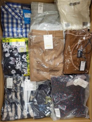 The photo shows a package with clothing in the category AR.
