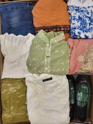 The photo shows a package with clothing in the category SN.