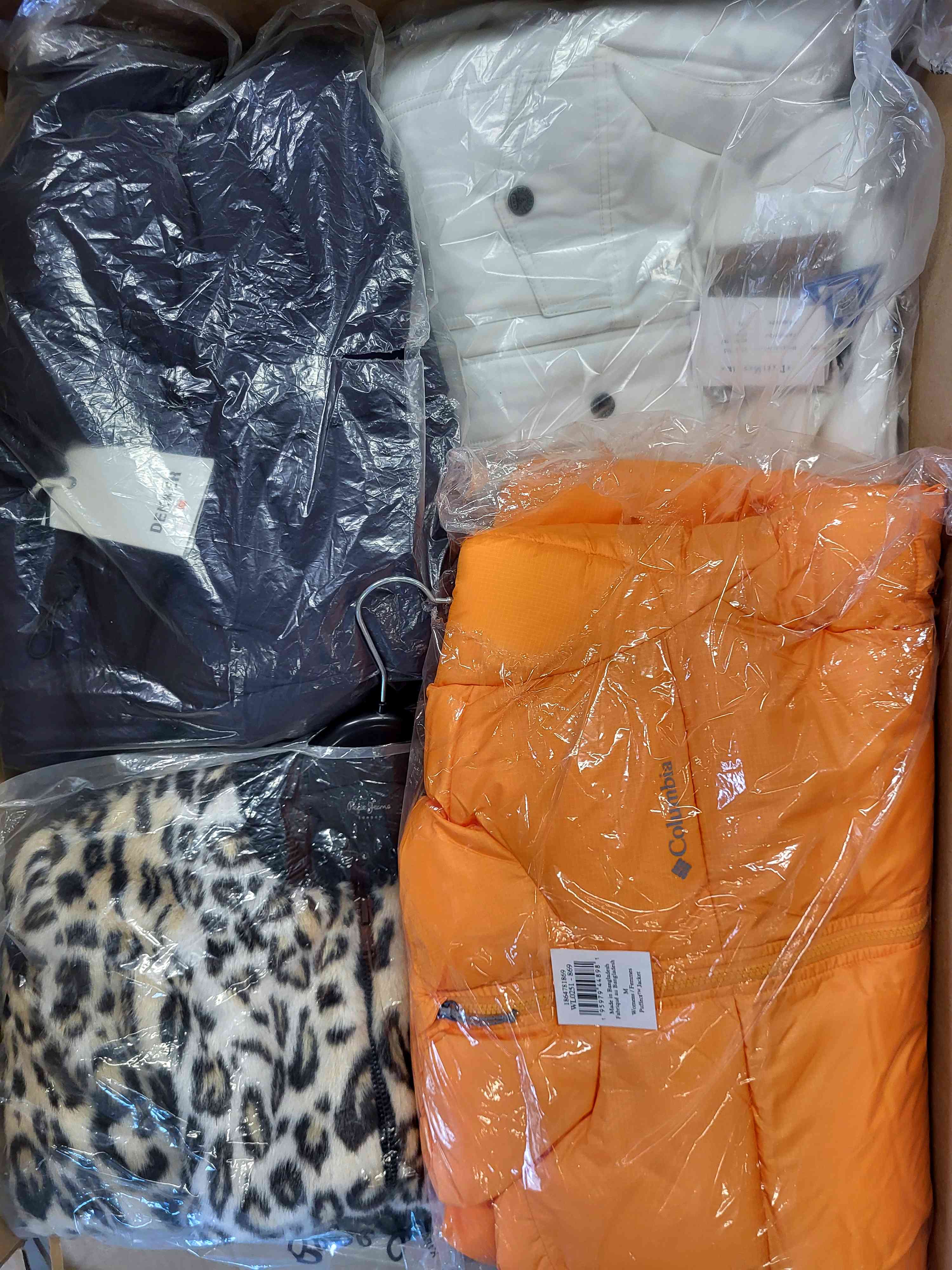 AJW574 3 The photo shows a package with clothing in the category AJW.