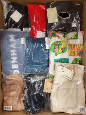 The photo shows a package with clothing in the category AP.