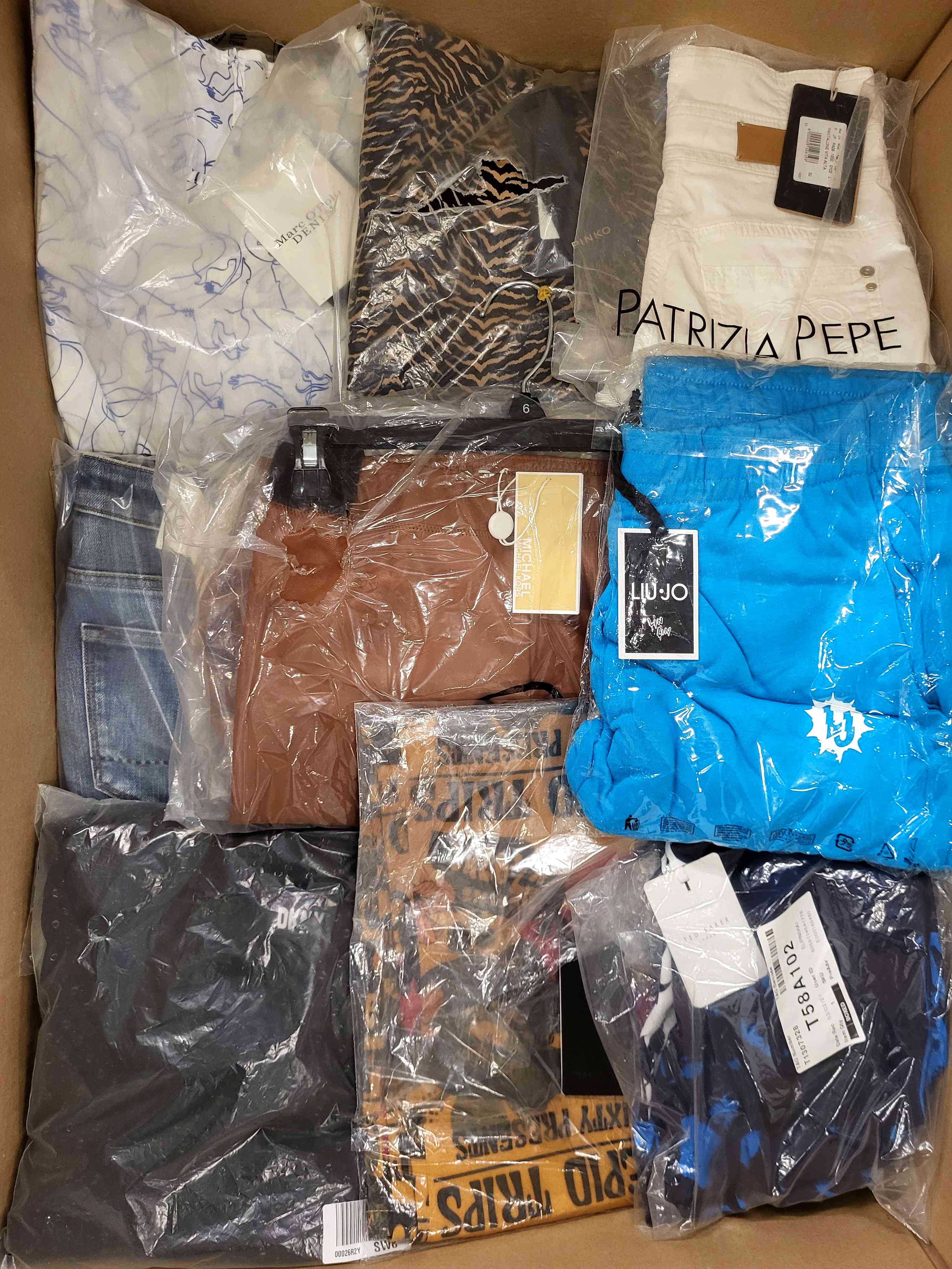AP646 3 The photo shows a package with clothing in the category AP.