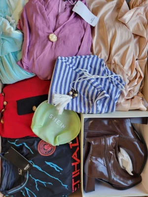 The photo shows a package with clothing in the category SN.