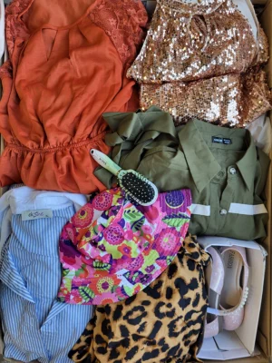 The photo shows a package with clothing in the category SN.