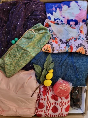 The photo shows a package with clothing in the category SN.