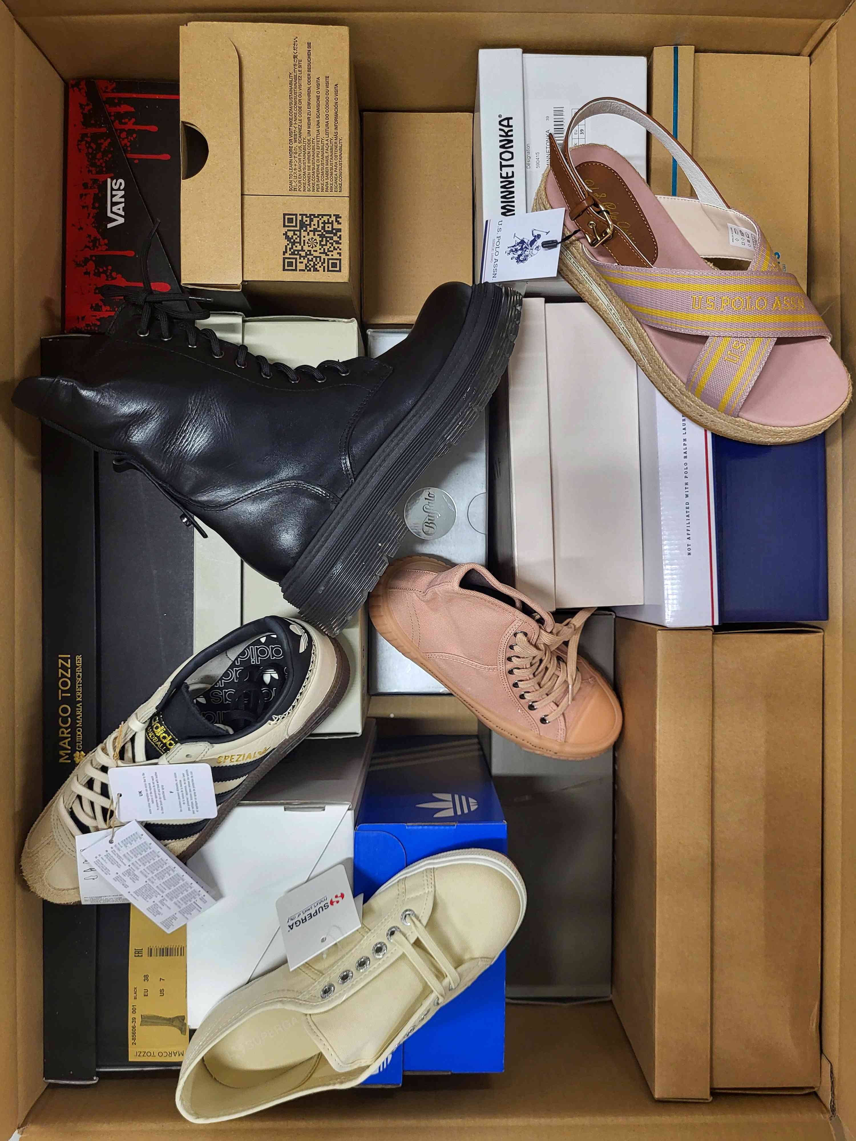 AS764 3 The photo shows a package with footwear in the category AS.