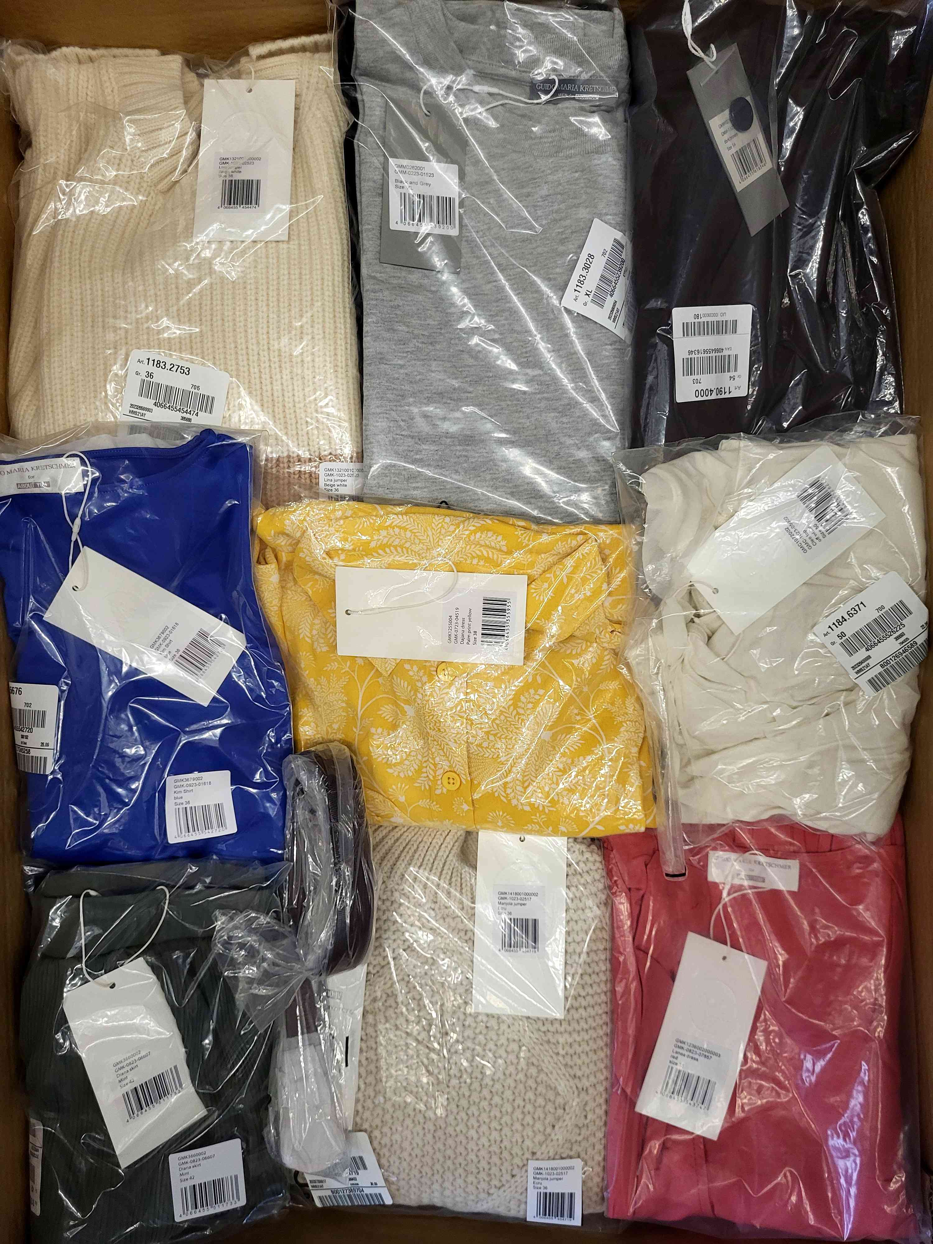 YA820 3 The photo shows a package with clothing in the category YA.