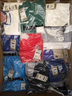 The photo shows a package with clothing in the category H.