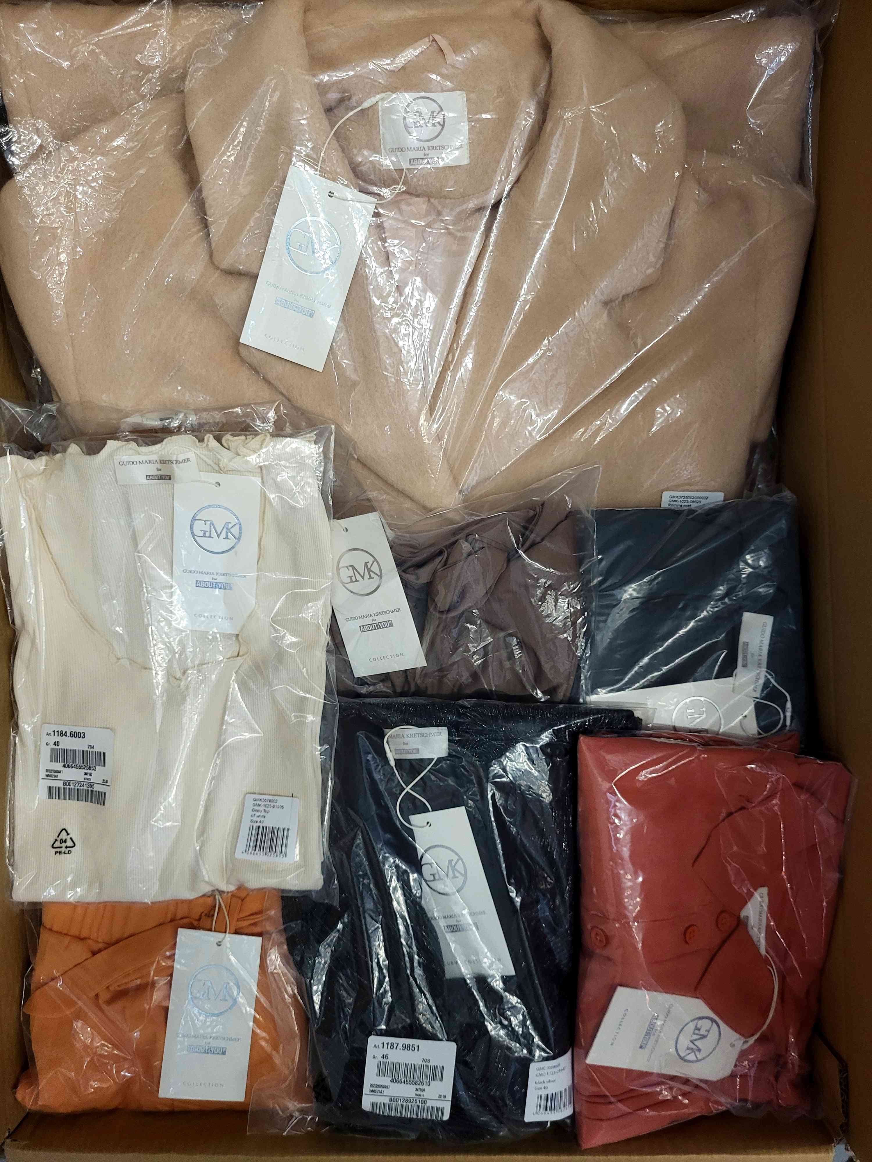 YA841 3 The photo shows a package with clothing in the category YA.