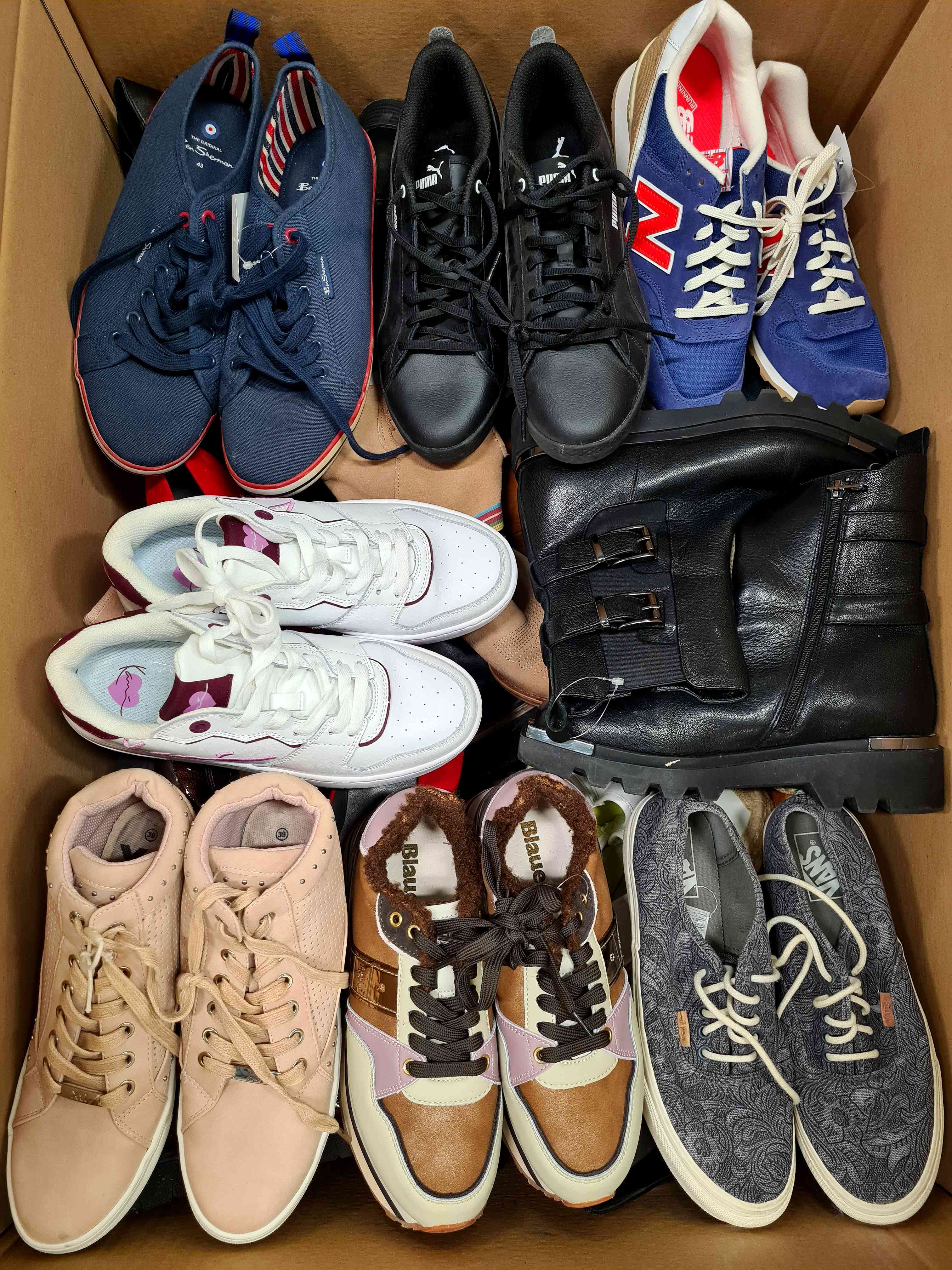 SH896 3 The photo shows a package with footwear in the category SH.