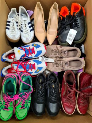 The photo shows a package with footwear in the category SH.