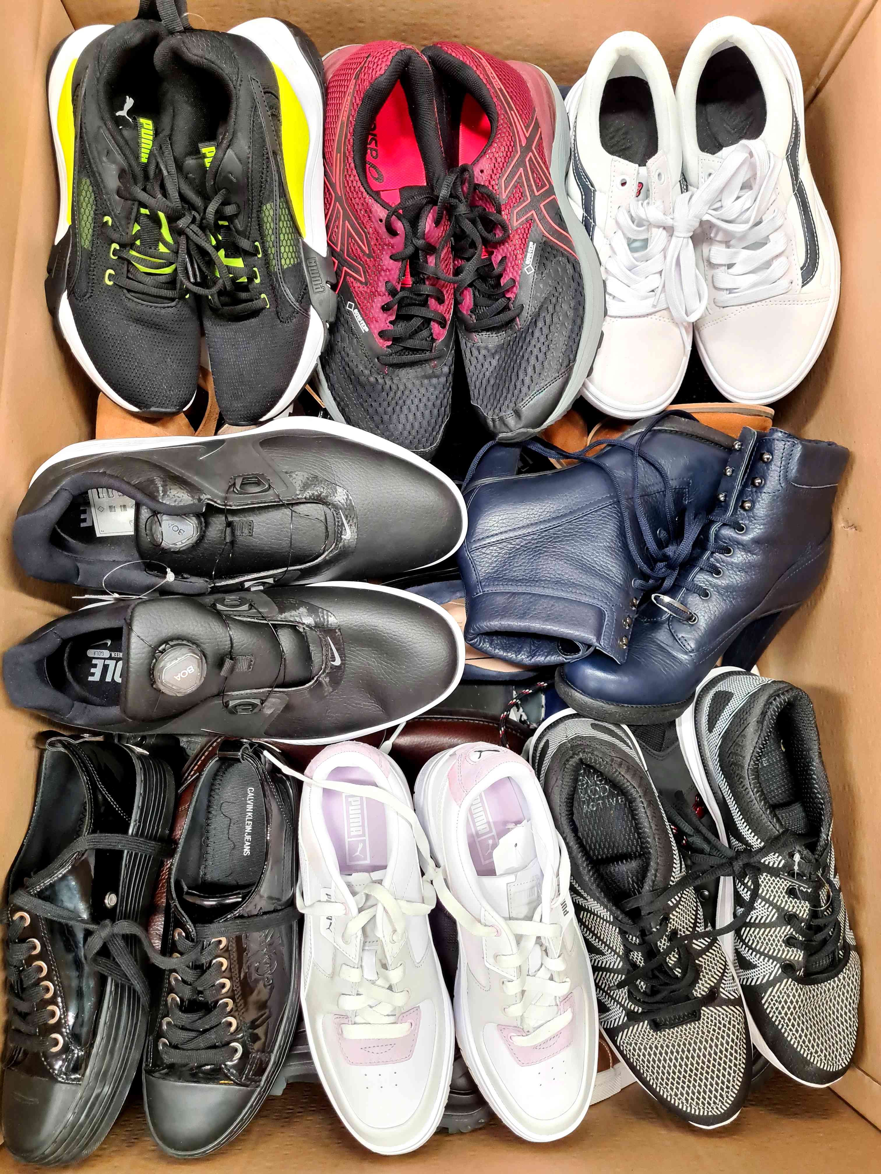 SH899 3 The photo shows a package with footwear in the category SH.