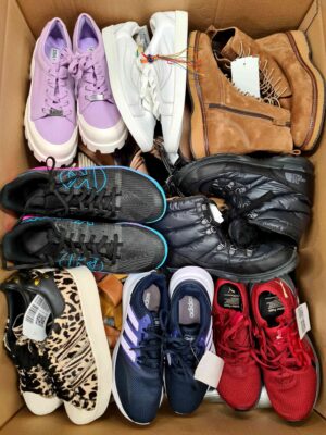 The photo shows a package with footwear in the category SH.