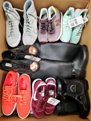 The photo shows a package with footwear in the category SH.
