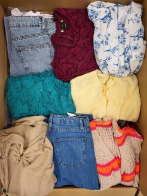 The photo shows a package with clothing in the category BSN.