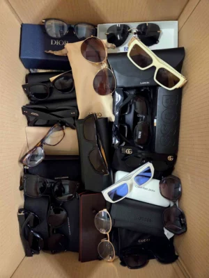 The photo shows a package with clothing in the category B.