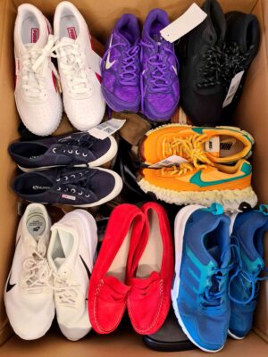 The photo shows a package with footwear in the category SH.