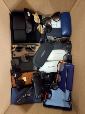 The photo shows a package with clothing in the category B.