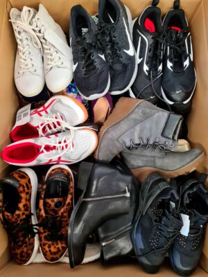 The photo shows a package with footwear in the category SH.