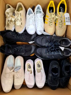 The photo shows a package with footwear in the category SH.