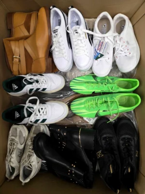 The photo shows a package with footwear in the category CSU.