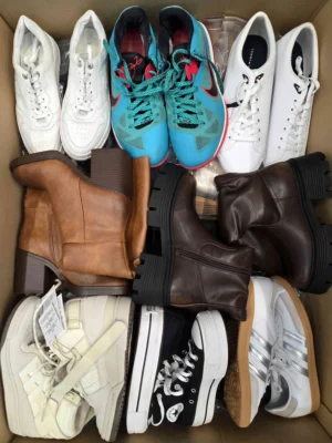 The photo shows a package with footwear in the category CSU.